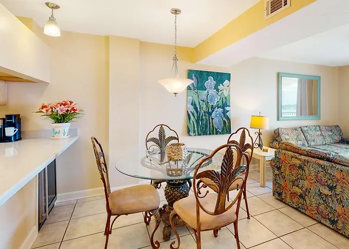 Holiday home 6th-floor Waterfront With Pool & Balcony - Snowbird-friendly *