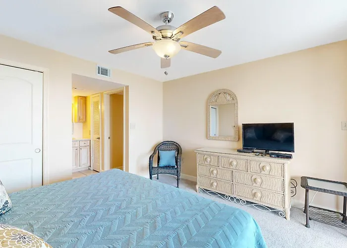 Holiday home 6th-floor Waterfront With Pool & Balcony - Snowbird-friendly