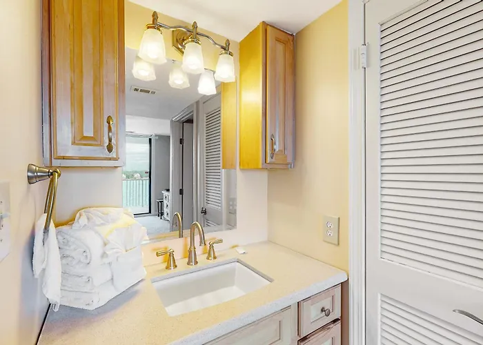 6th-floor Waterfront With Pool & Balcony - Snowbird-friendly