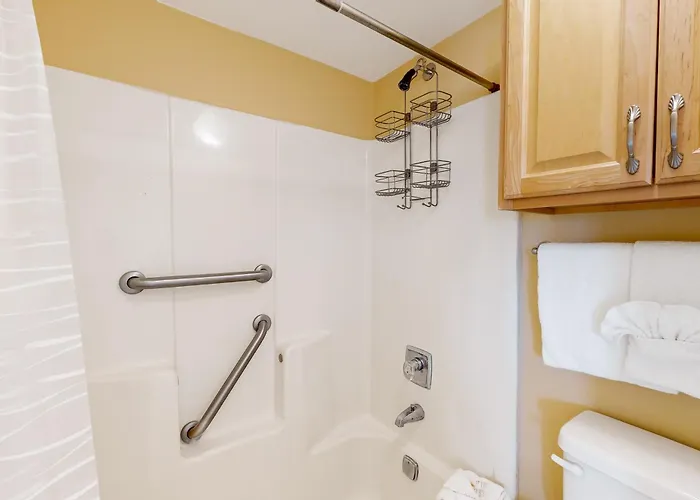 6th-floor Waterfront With Pool & Balcony - Snowbird-friendly *
