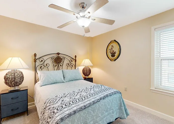 6th-floor Waterfront With Pool & Balcony - Snowbird-friendly *