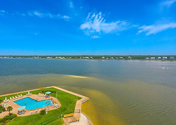Holiday home 6th-floor Waterfront With Pool & Balcony - Snowbird-friendly *